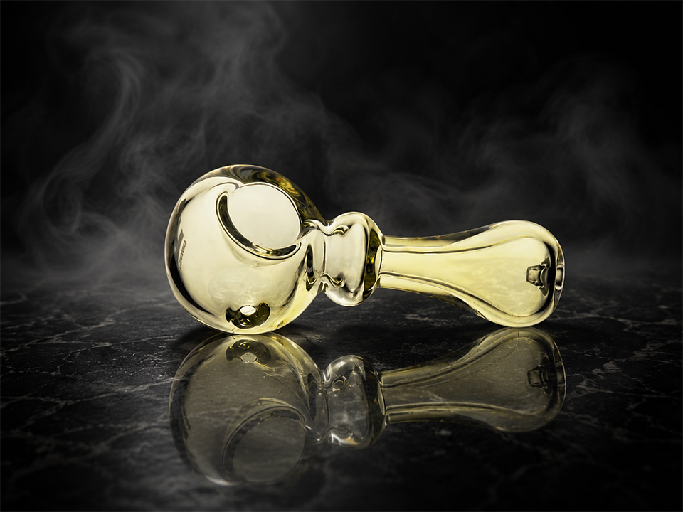 Online Headshop vs Brick-and-Mortar Glass Strategy Differences