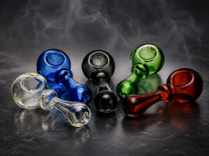 Online Headshop vs Brick-and-Mortar Glass Strategy Differences
